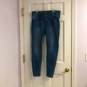 High waisted Skinny Jean with butt plumping